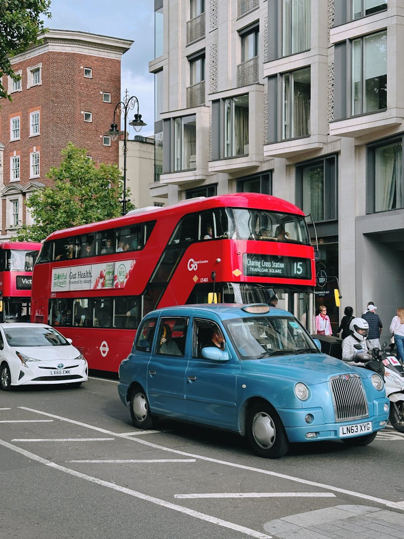 Autobuz roșu iconic al Londrei în mediu urban