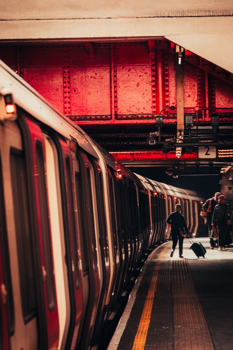 Stație de metrou aglomerată din Londra cu navetiști