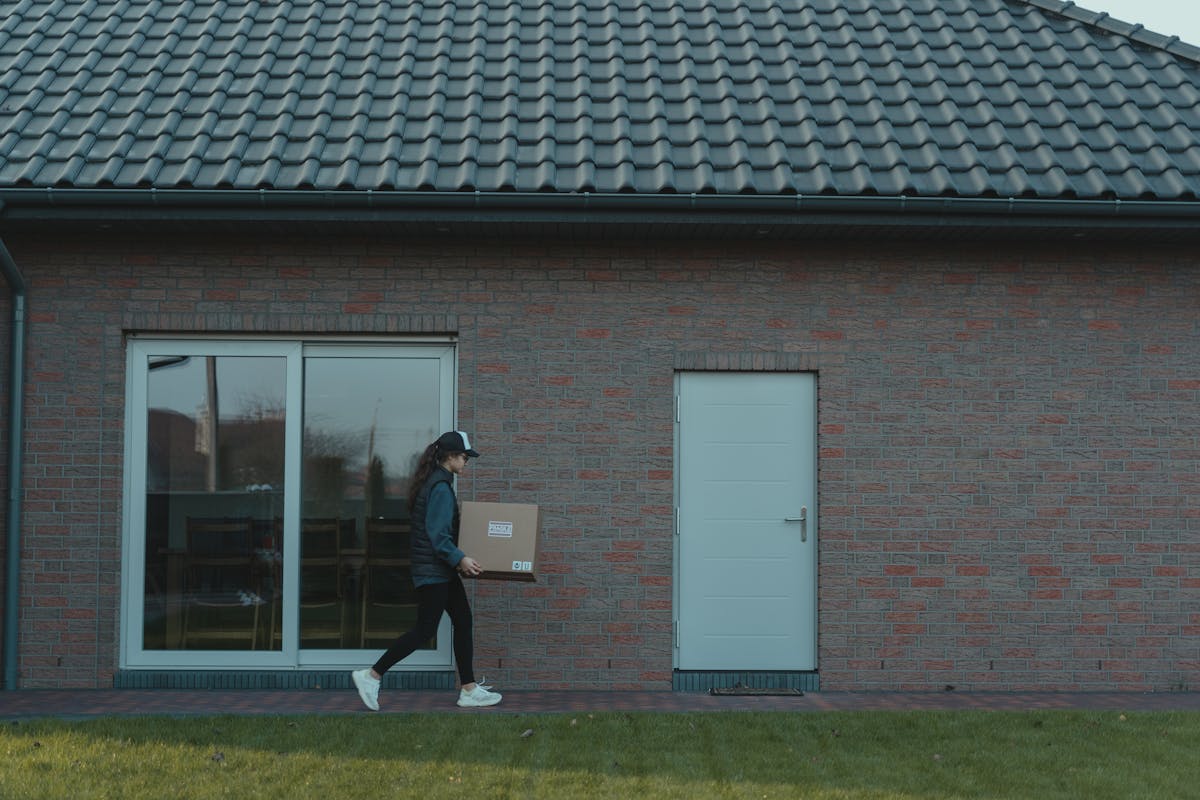 Pașaport și smartphone cu eSIM pentru călătorie în Marea Britanie