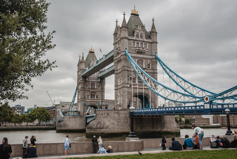 Autobuz roșu iconic pe străzile Londrei