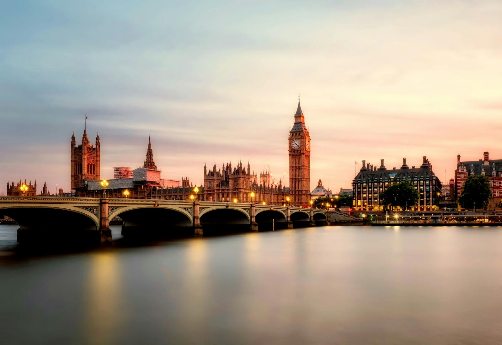 Autobuz roșu cu două etaje pe strada din Londra 2026