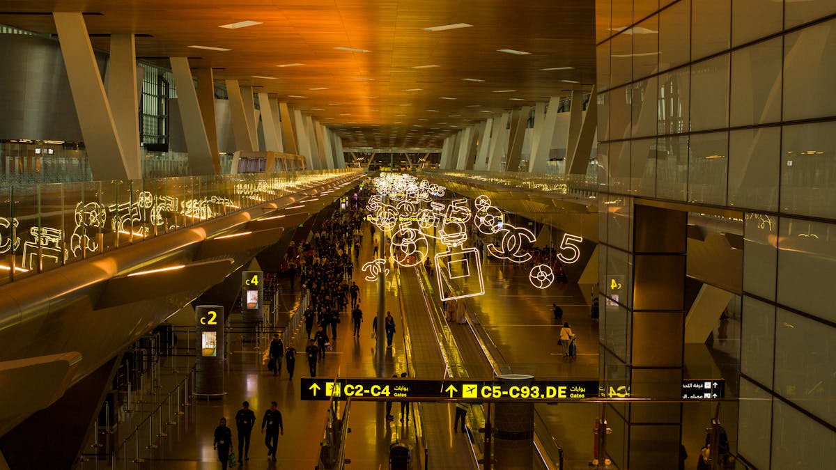Escală la aeroport pentru zbor de legătură