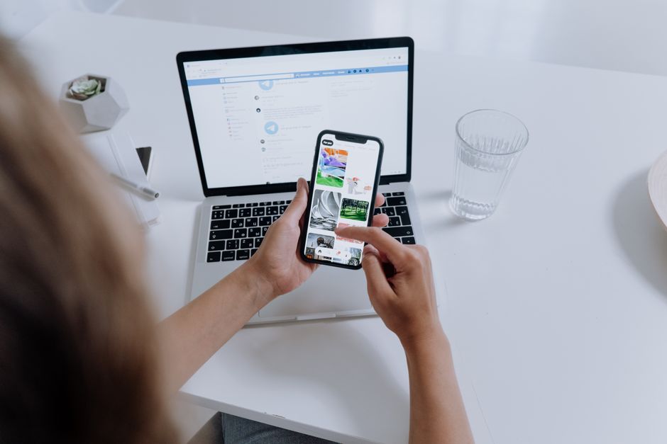 Card bancar și telefon pentru plata de £20 la retrimiterea cererii ETA