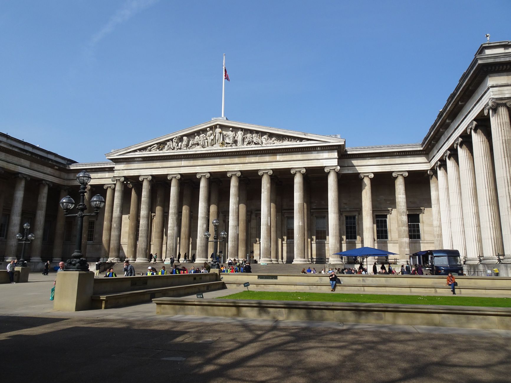 Interiorul British Museum din Londra cu Great Court și acoperișul de sticlă