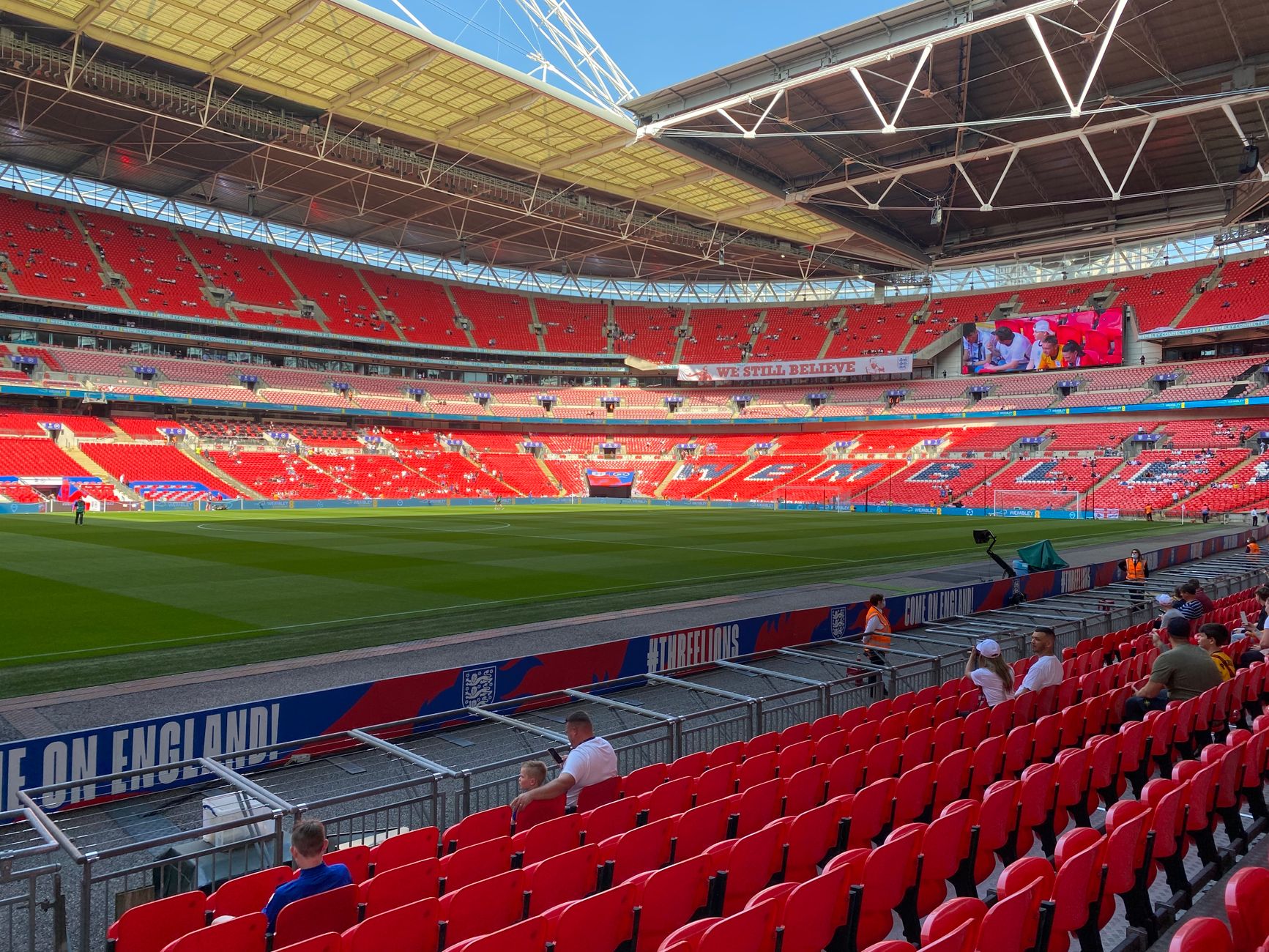 Arena Wembley din Londra vazuta de afara cu arcul iconic iluminat noaptea