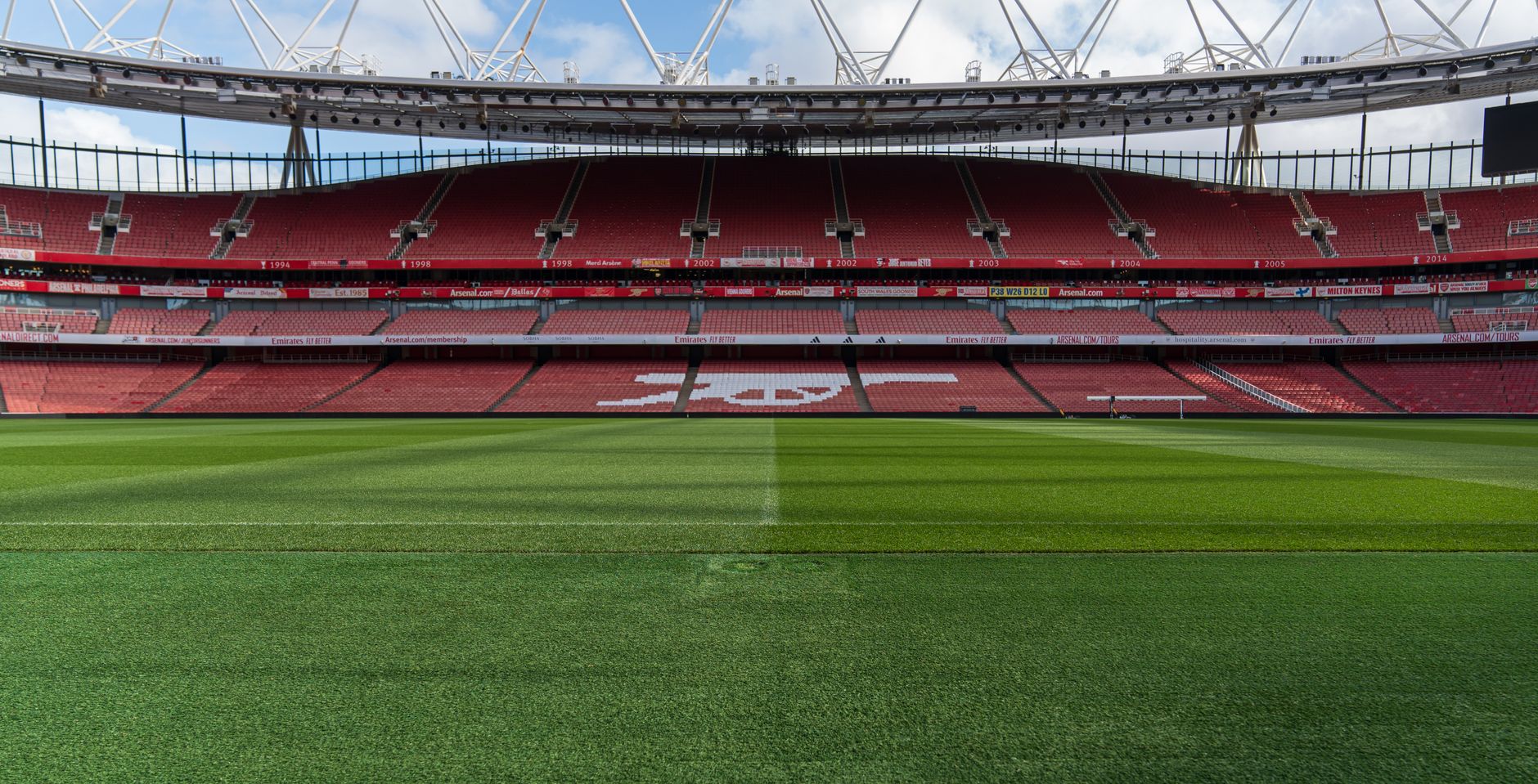 Stadion modern de fotbal din Londra văzut din exterior înainte de meci