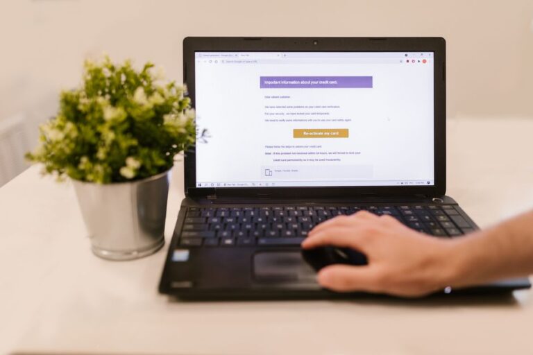 Persoană care verifică date greșite în cererea ETA UK înainte de trimitere