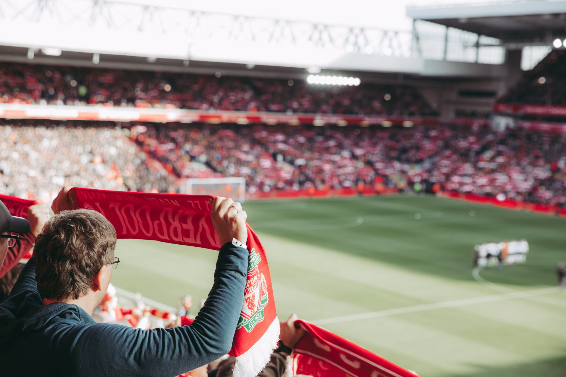 Suporteri pe stadion la un meci de Premier League cu tribune pline