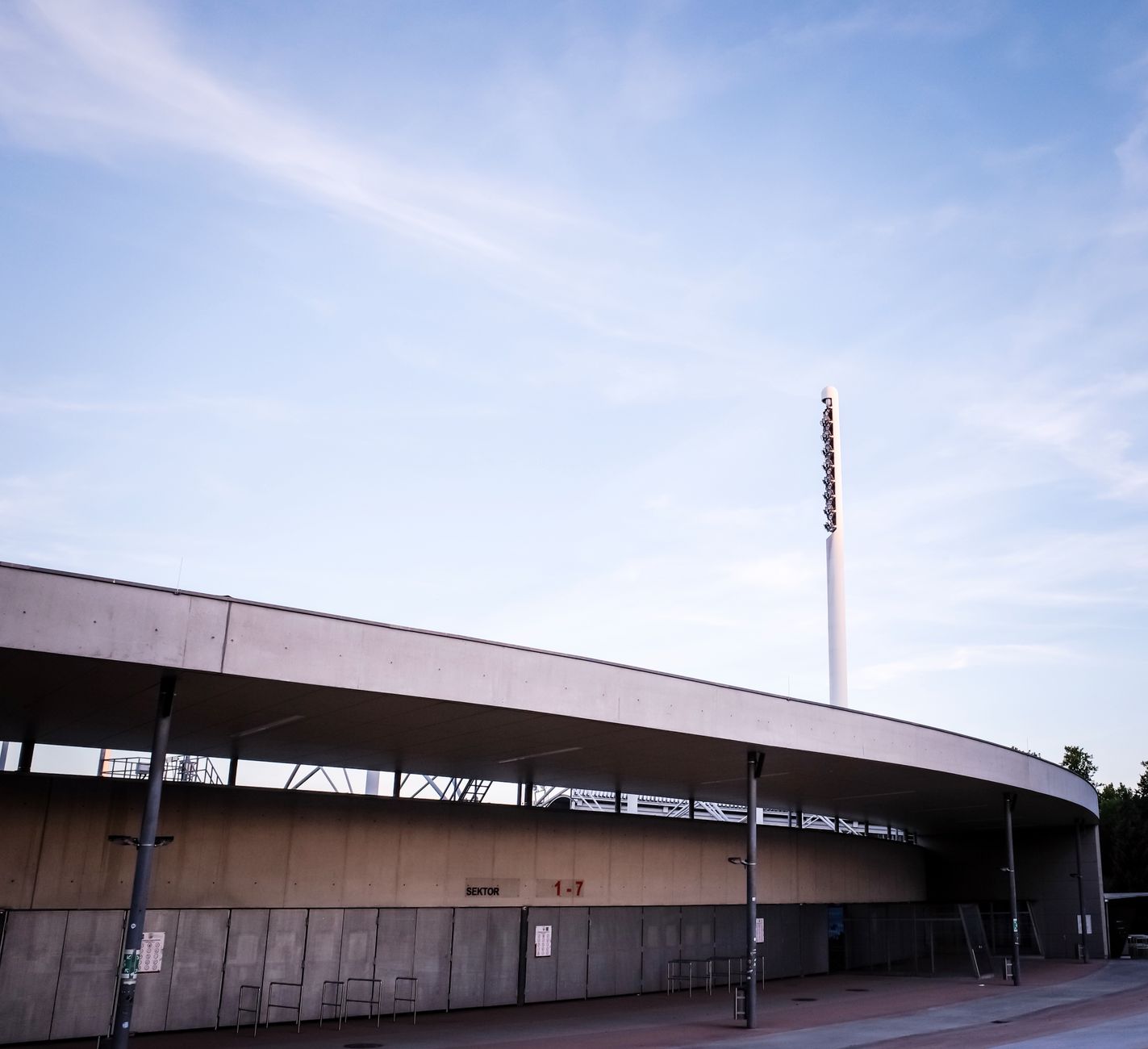Suporter arată biletul digital pe telefon la intrarea pe stadion