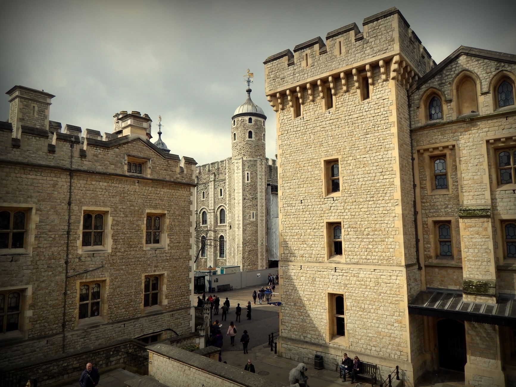Tower of London văzut de la Tamisa, cetatea medievală care găzduiește Crown Jewels