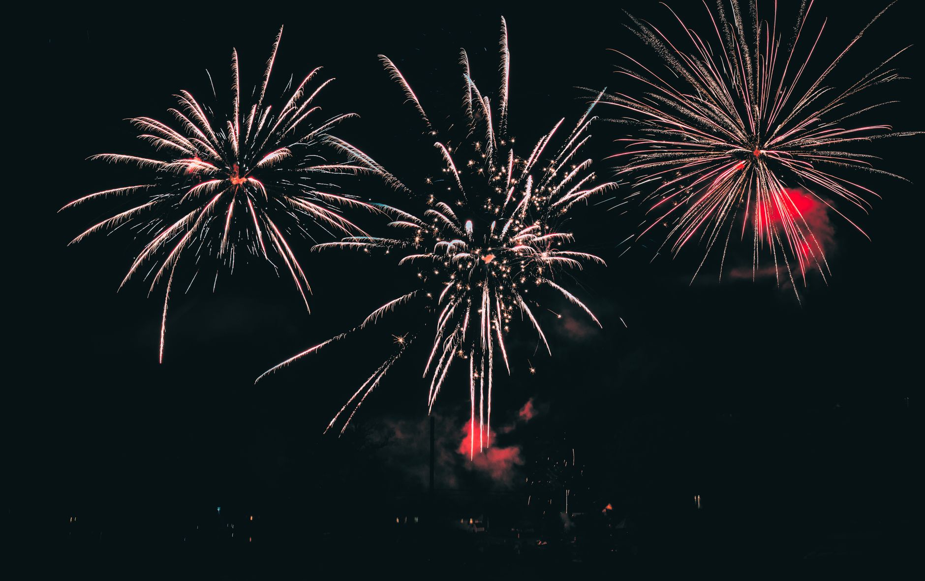 Foc de artificii colorate pe cerul nopții de Bonfire Night în Marea Britanie
