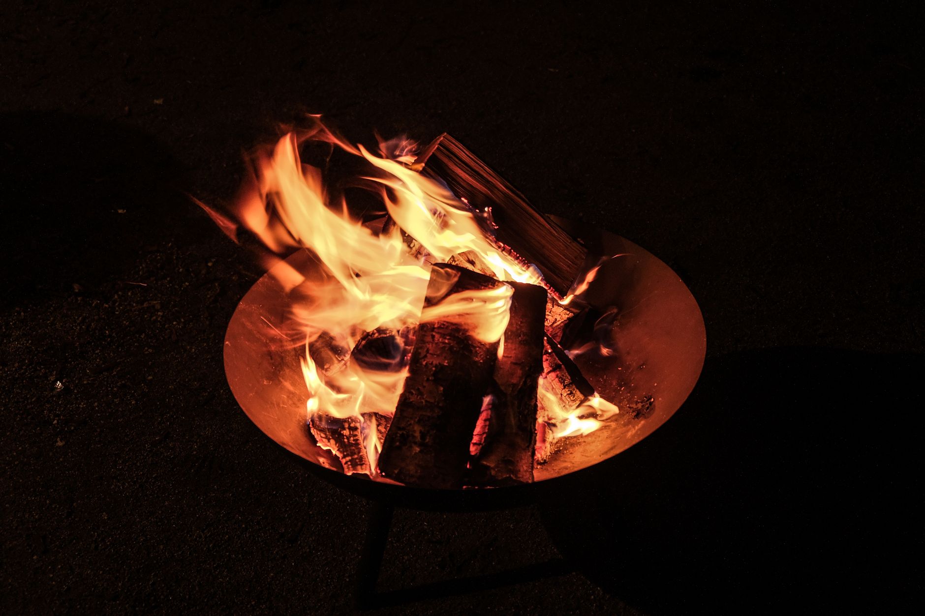 Rug aprins cu flăcări portocalii într-un parc britanic de toamnă, tradiția Guy Fawkes
