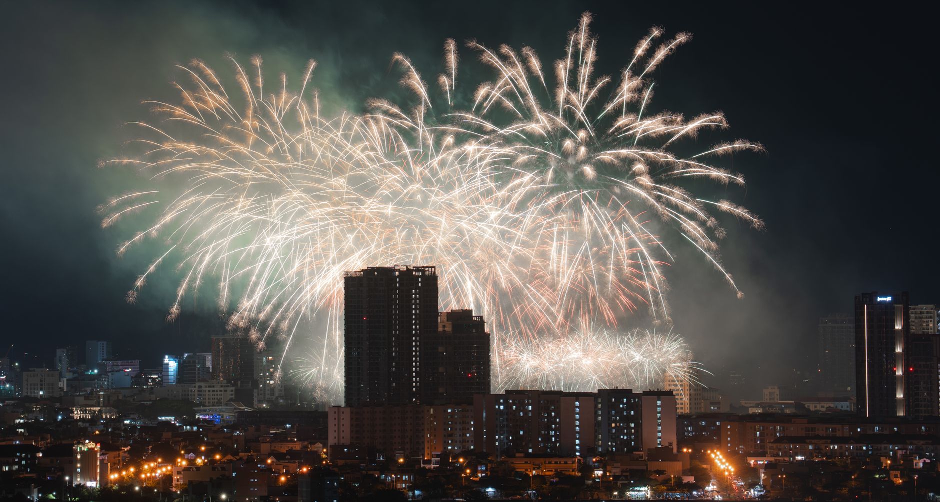 Spectacol de artificii deasupra unui oraș britanic aglomerat în noaptea de noiembrie