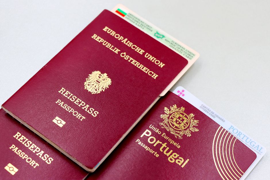 Terminal de aeroport din Londra cu călători care se pregătesc de îmbarcare