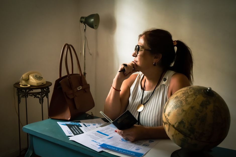 Turist român verifică pe telefon codul de referință al cererii ETA UK