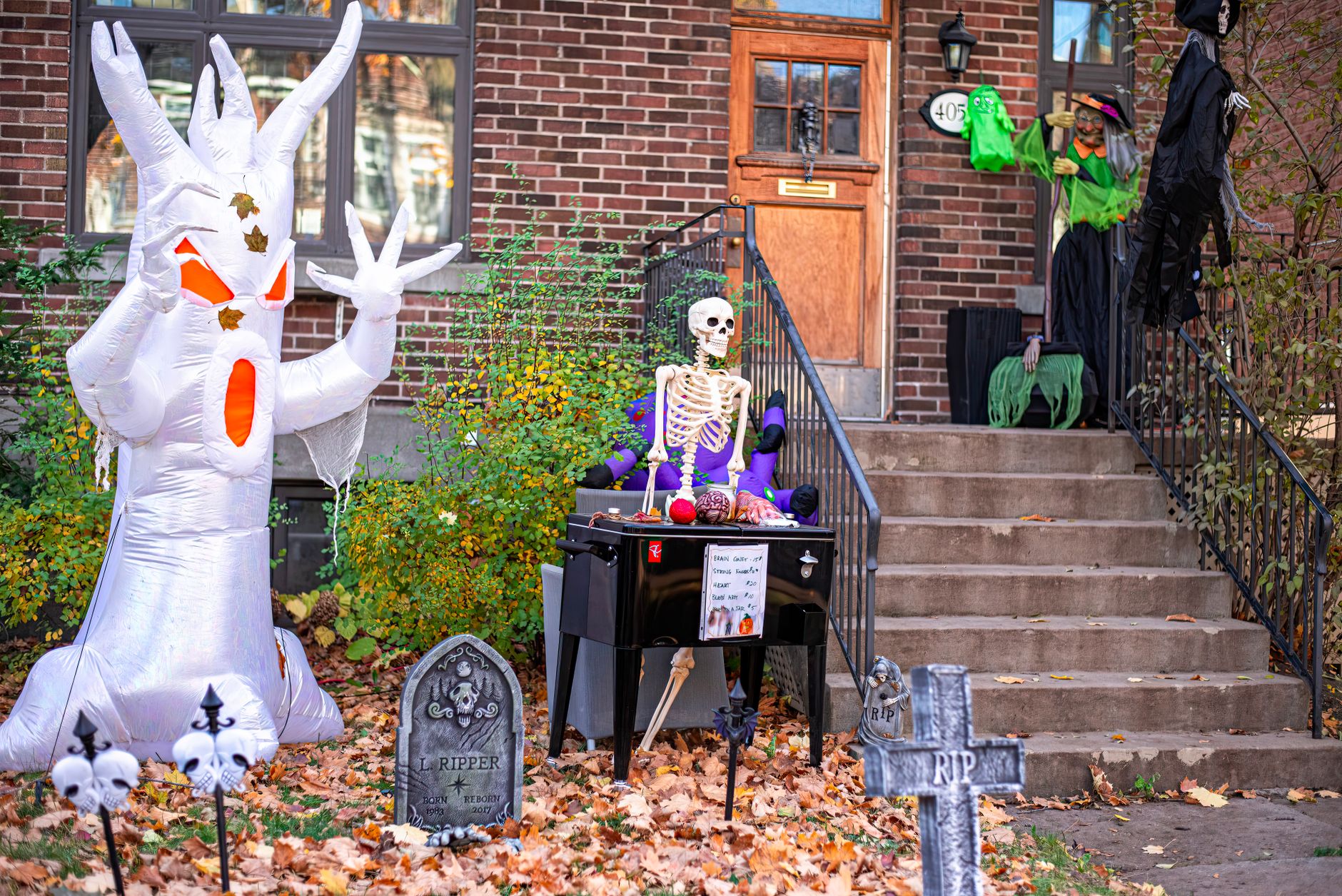 Casă britanică decorată de groază cu pânze și dovleci pentru seara de Halloween