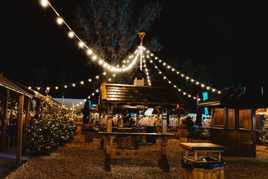 Colibe de lemn cu vin fiert și cadouri în satul bavarez din Winter Wonderland