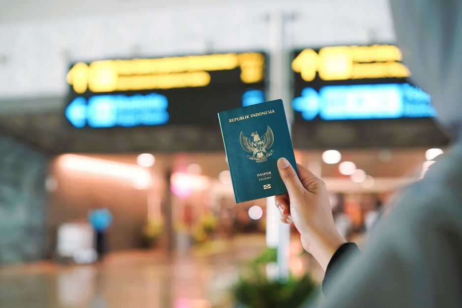 Controlul pașapoartelor pe aeroport unde ofițerii verifică autorizația ETA legată de pașaport