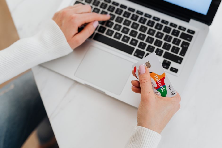 Formular online ETA completat de pe laptop cu cardul bancar alături pentru plata taxei